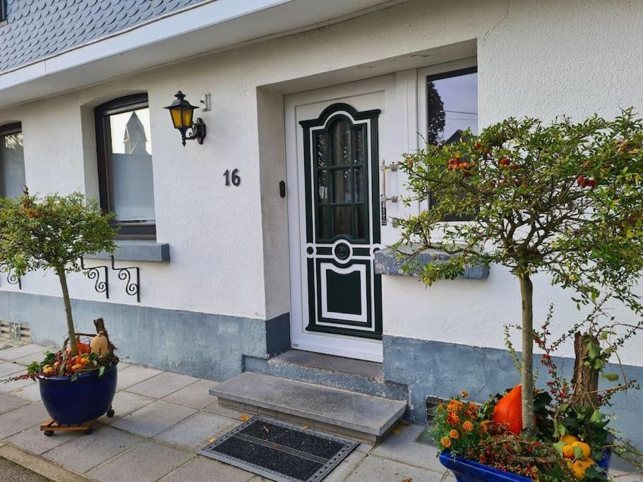 Haus Paesch Nahe See Mit Beheiztem Whirlpool/Sauna Бутгенбах Екстериор снимка