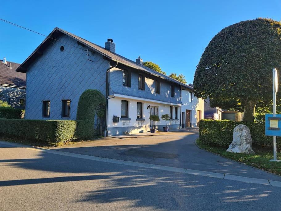Haus Paesch Nahe See Mit Beheiztem Whirlpool/Sauna Бутгенбах Екстериор снимка